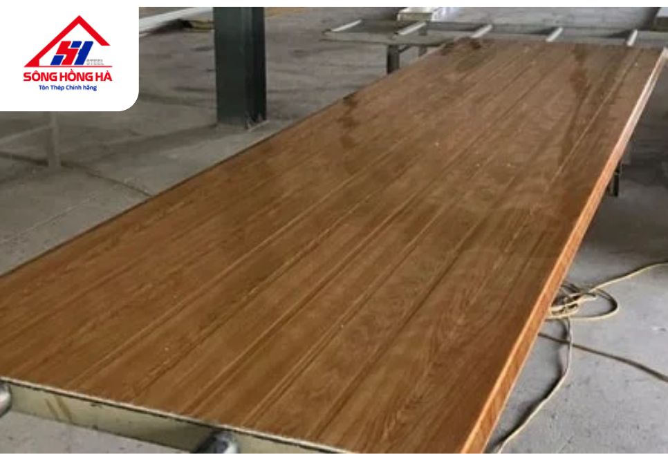 Đặc điểm nổi bật của tôn la phông giả gỗĐặc điểm nổi bật của tôn la phông giả gỗ